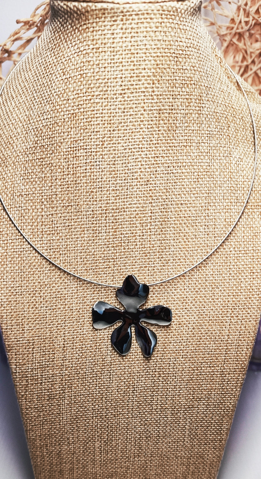 Collier grande fleur sur fil d'acier gainé