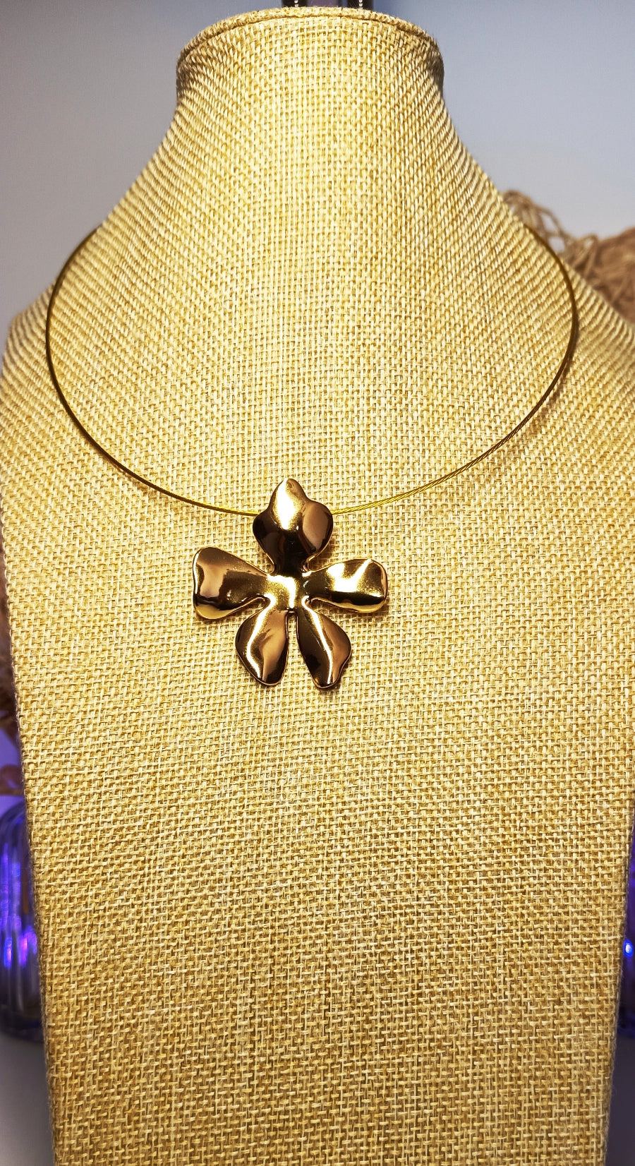 Collier grande fleur sur fil acier gainé doré