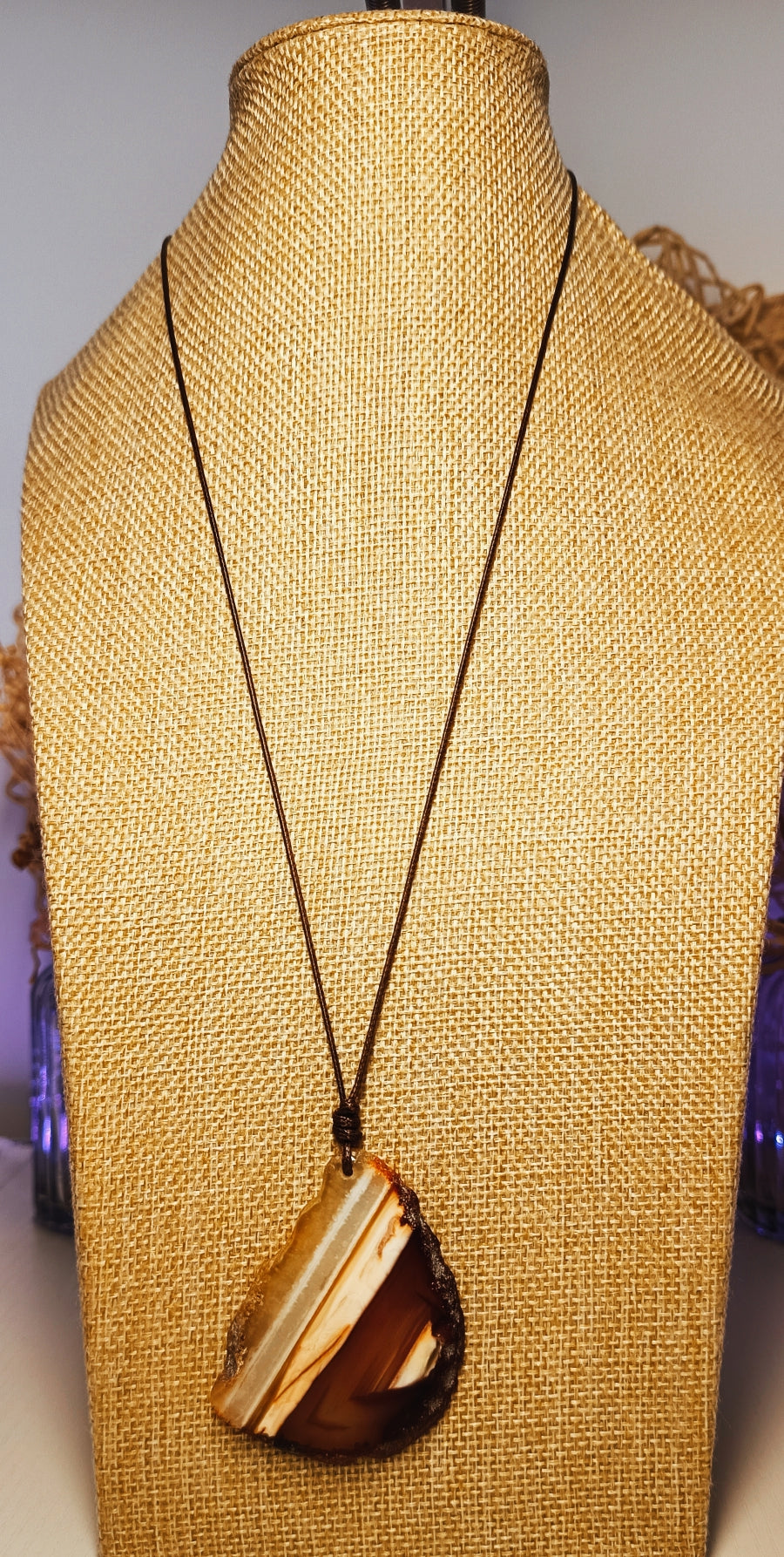 Collier : Cordon ciré marron avec une superbe tranche d'agate
