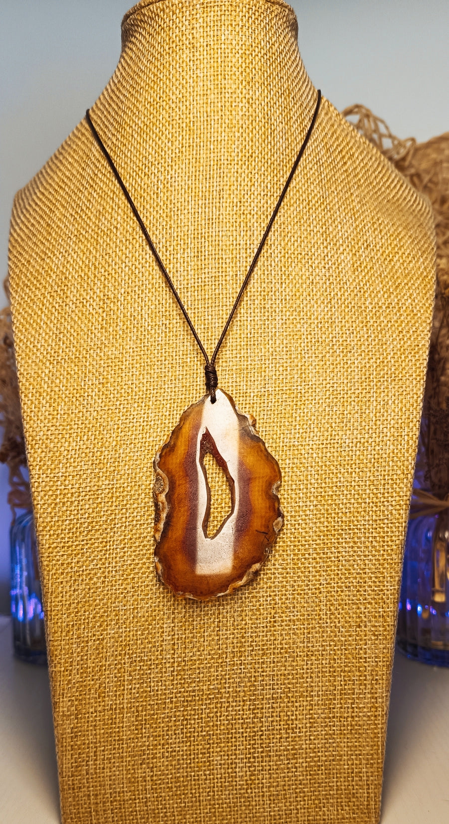 Collier : Cordon ciré marron avec une superbe tranche d'agate